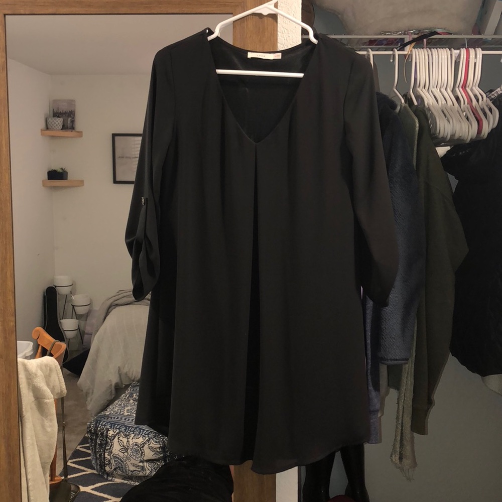 short black mid/long sleeve vneck dress